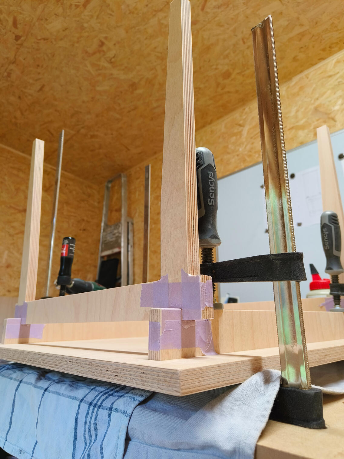 Houten bijzettafel lijmen