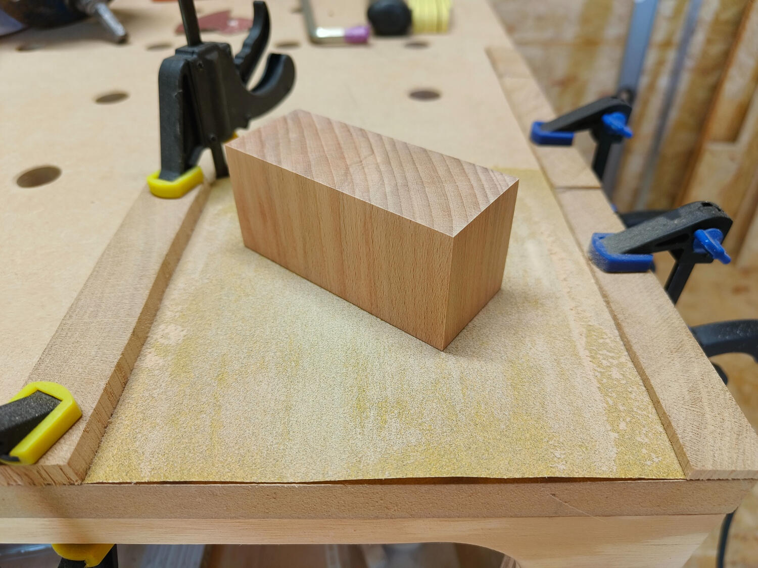 Schuren van de houten tandenstokerhouder.