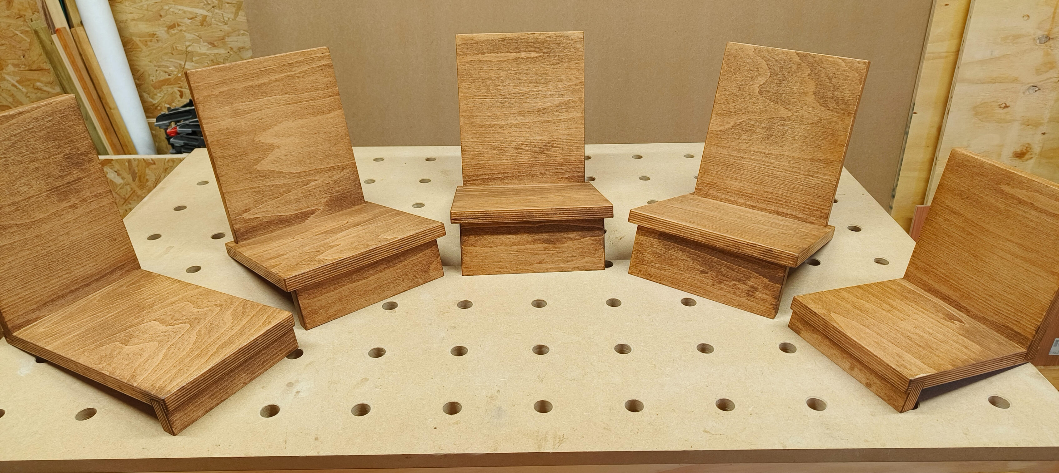 Houten boekensteunen in het atelier