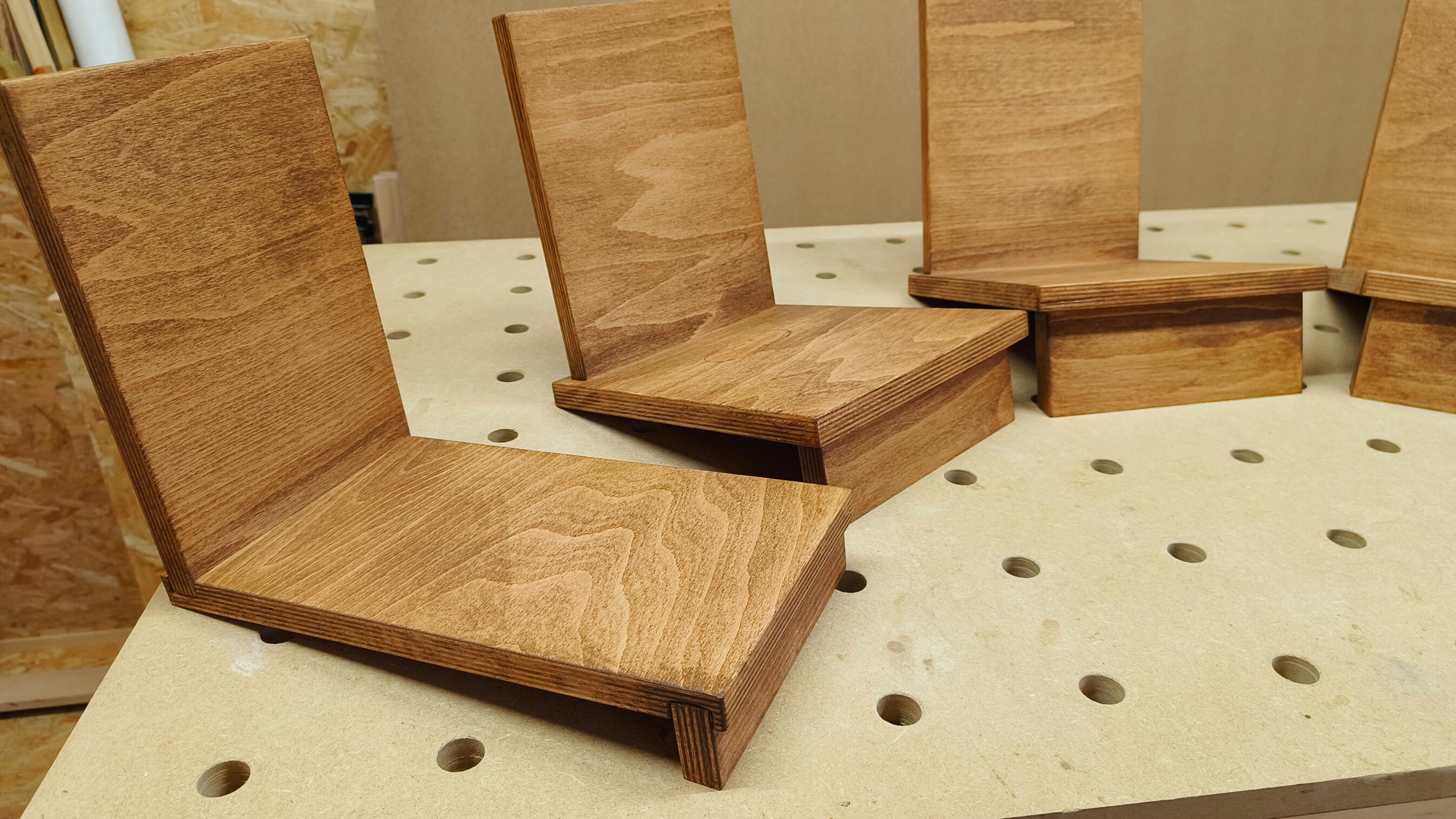 Houten boekensteunen in het atelier