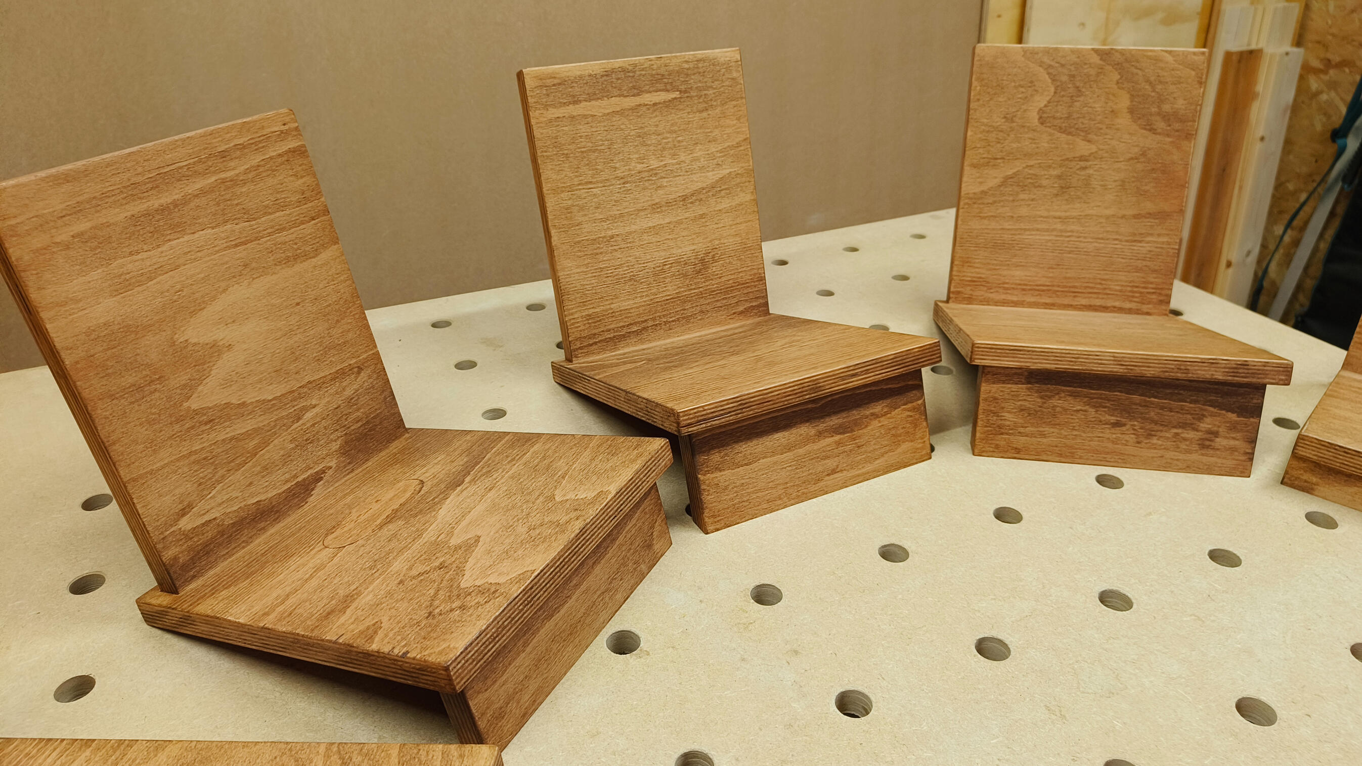 Houten boekensteunen in het atelier