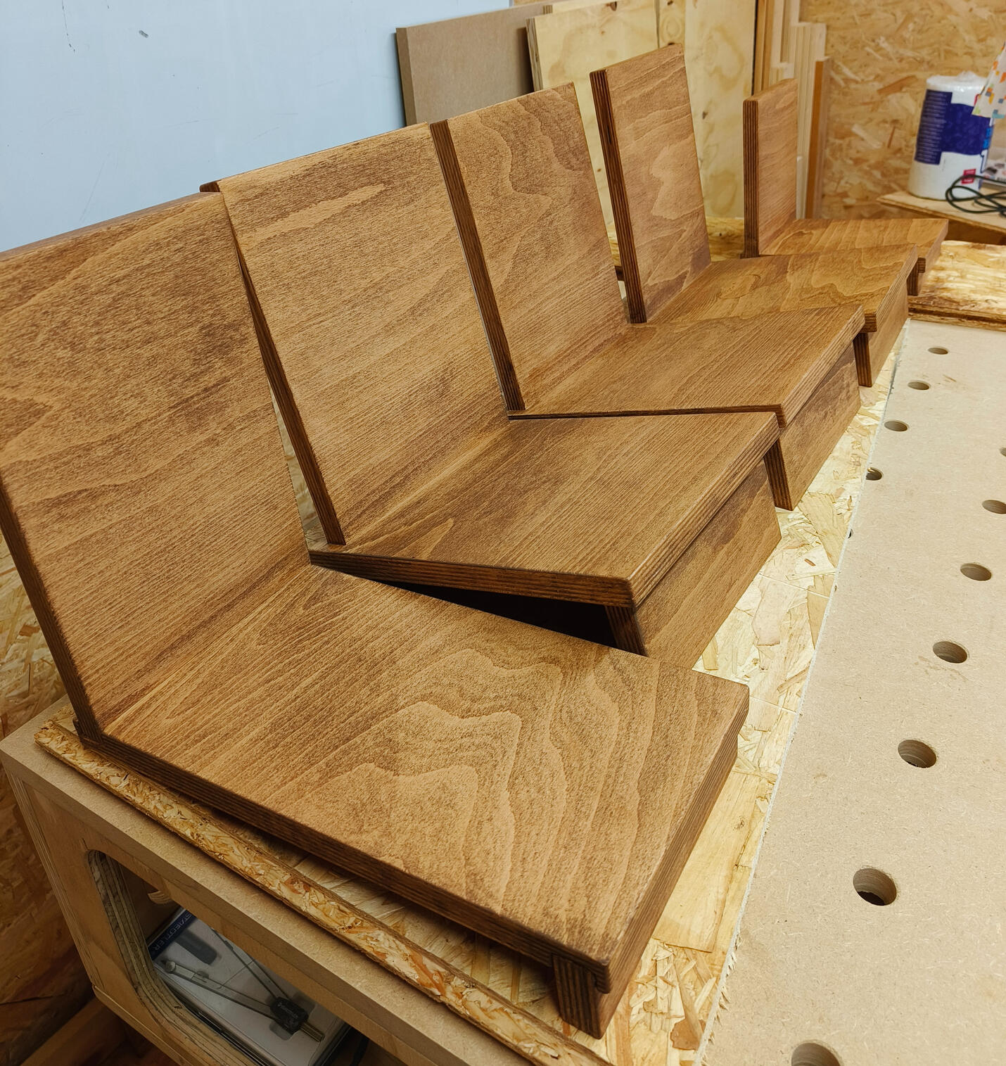 Houten boekensteunen in het atelier