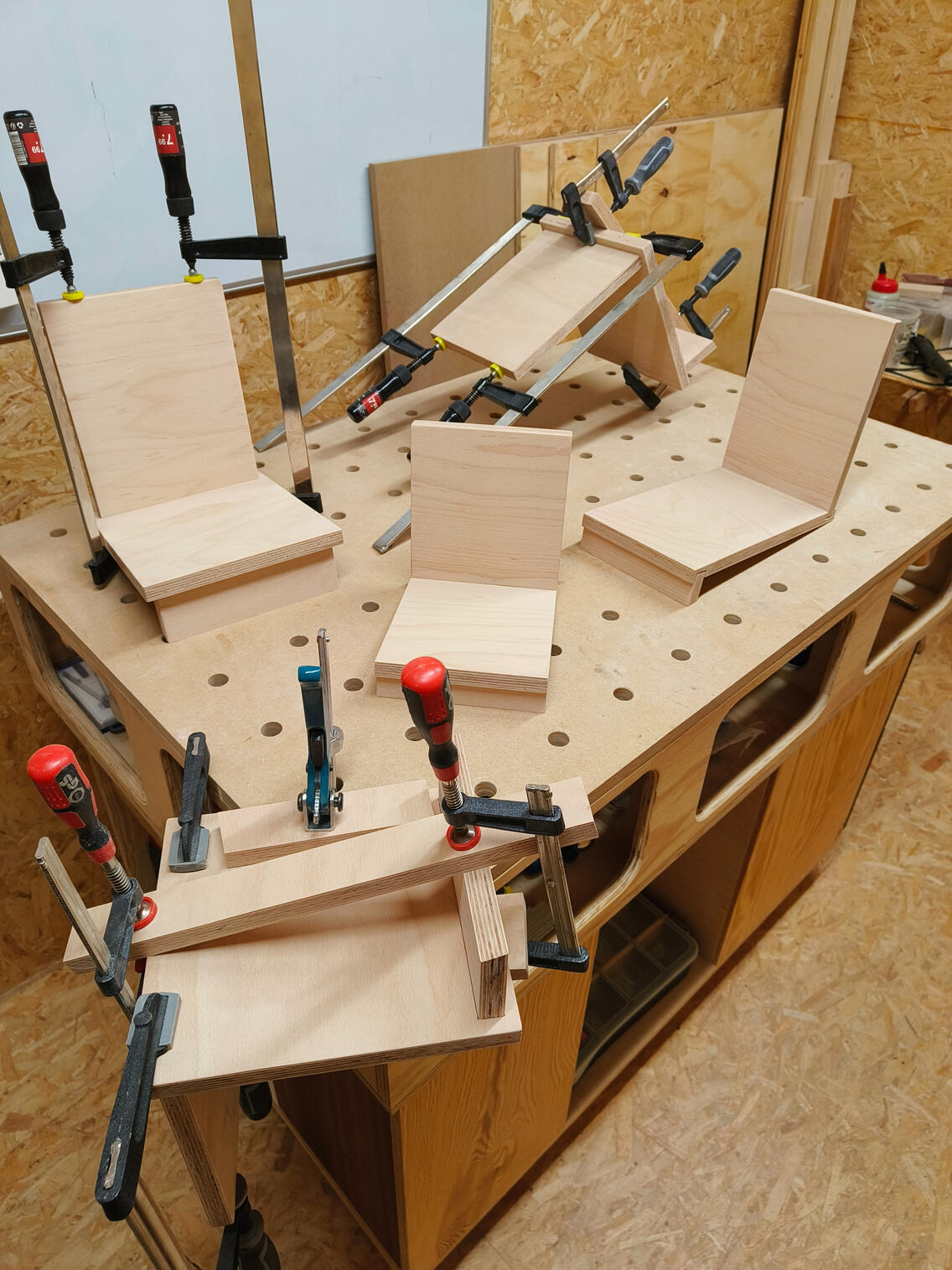 Lijmen van boekensteunen in het atelier