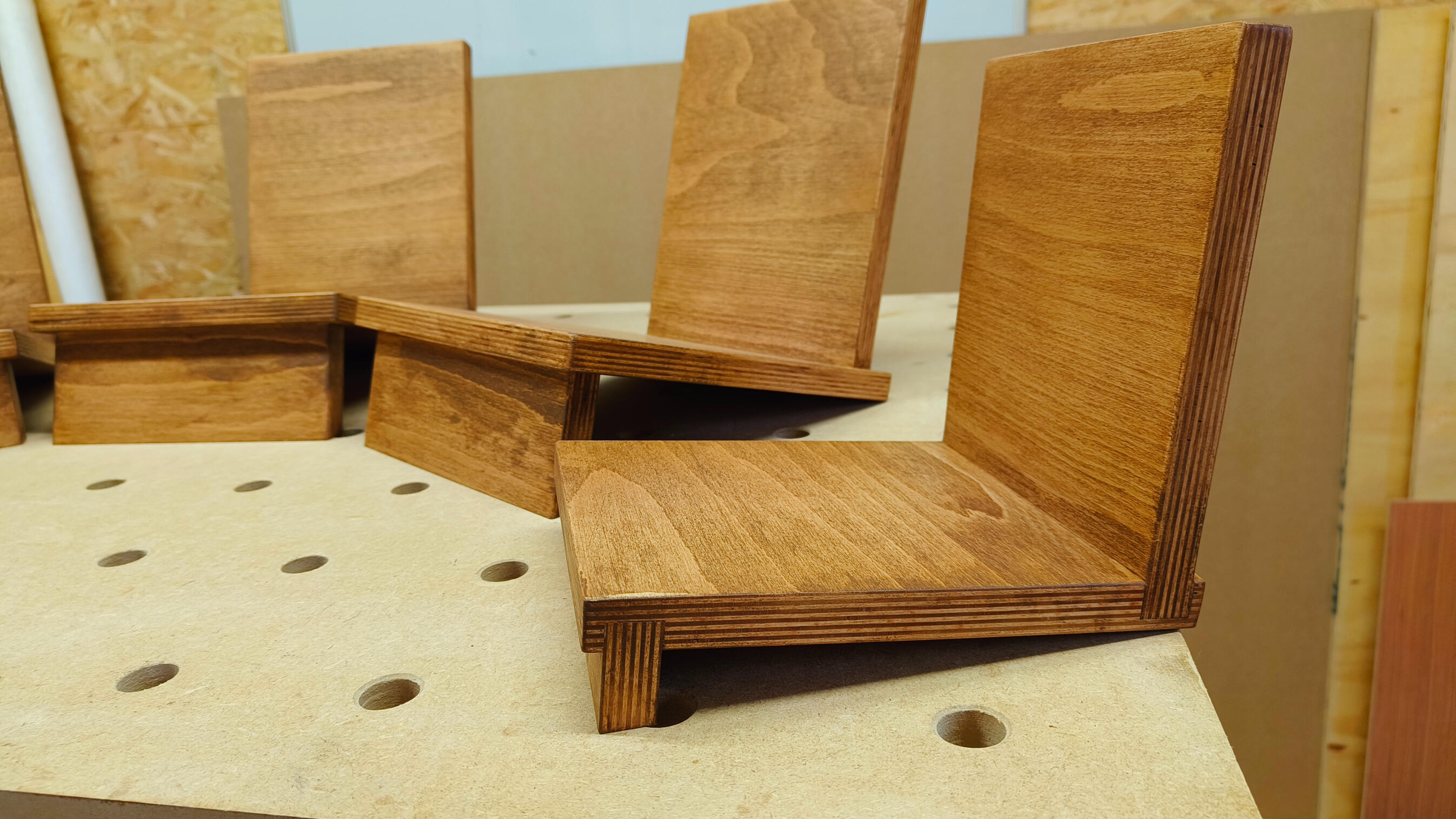 Houten boekensteunen in het atelier