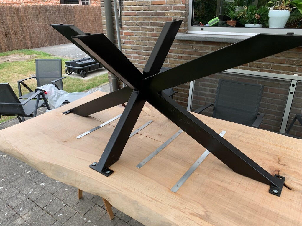Beuken boomstamtafel en zwart metalen onderstel