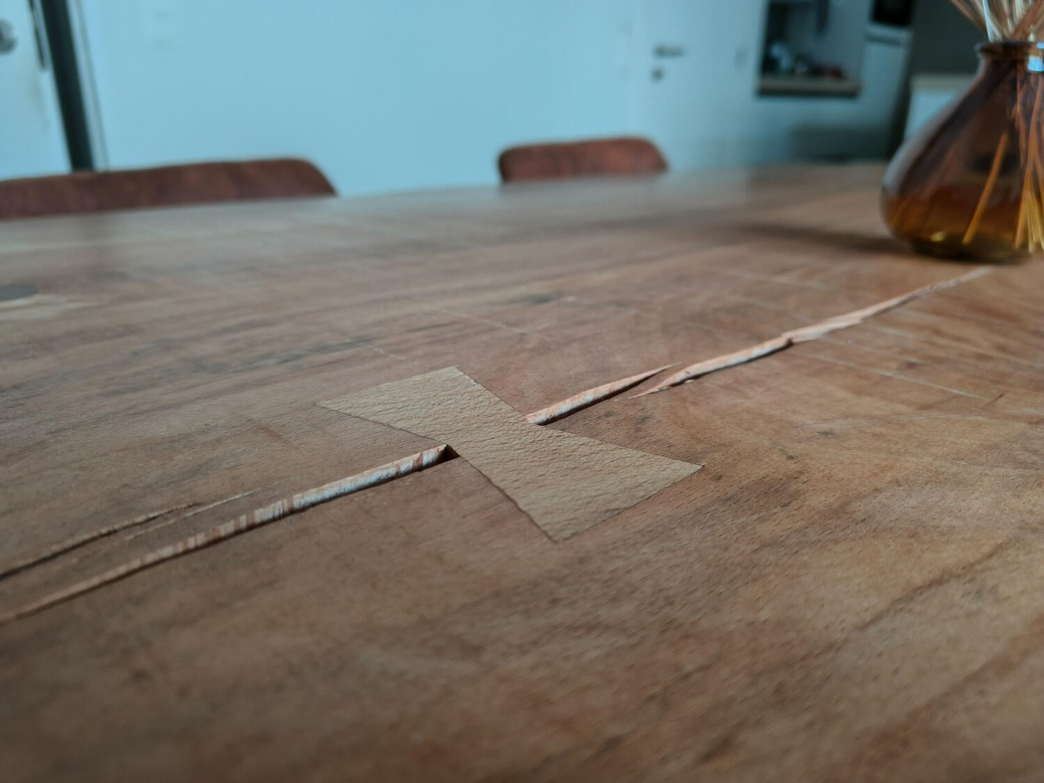 Beuken boomstamtafel en zwart metalen onderstel