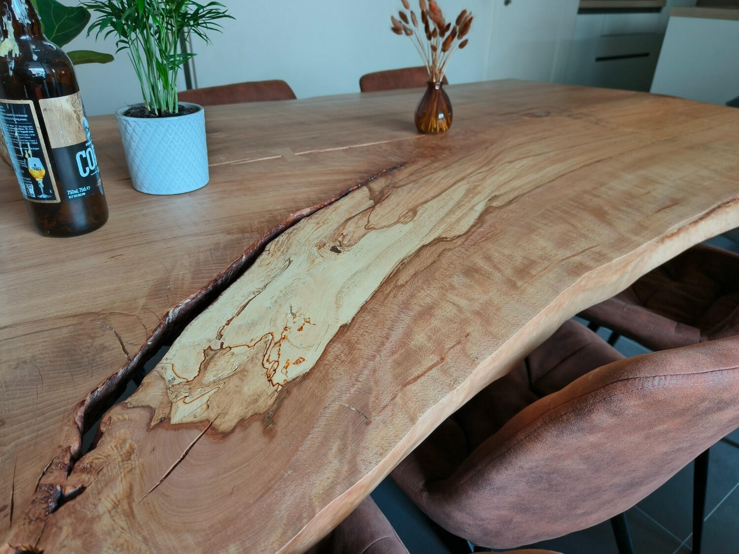 Beuken boomstamtafel en zwart metalen onderstel