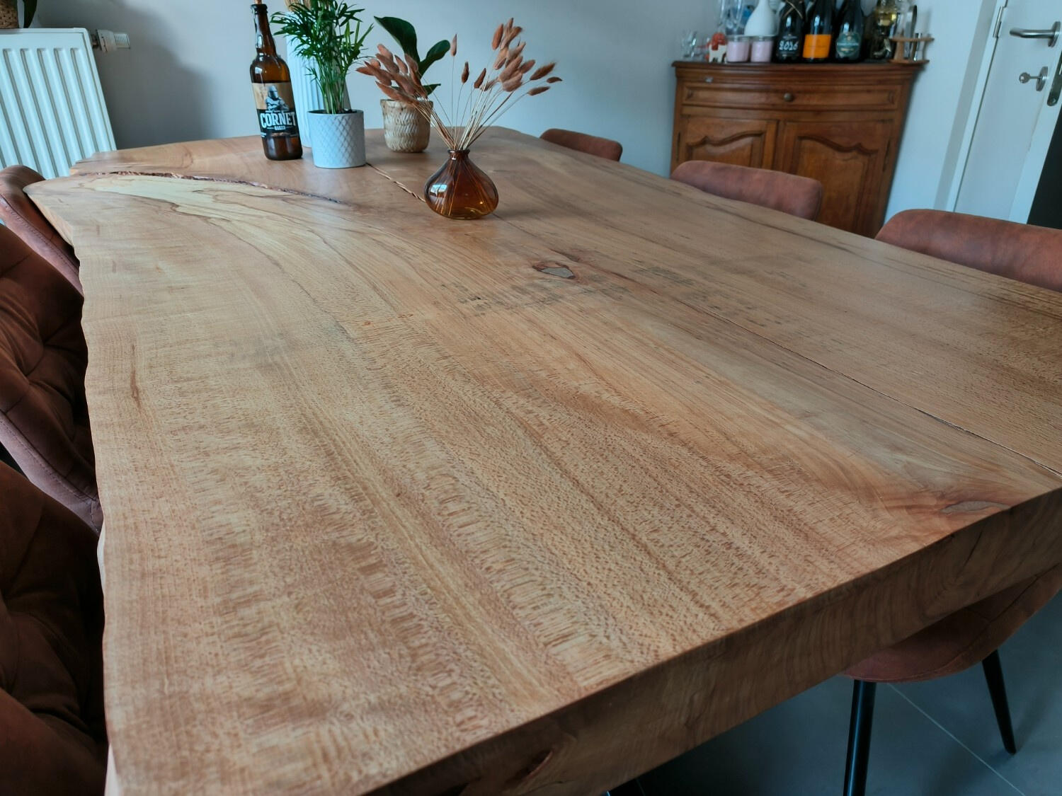Beuken boomstamtafel en zwart metalen onderstel