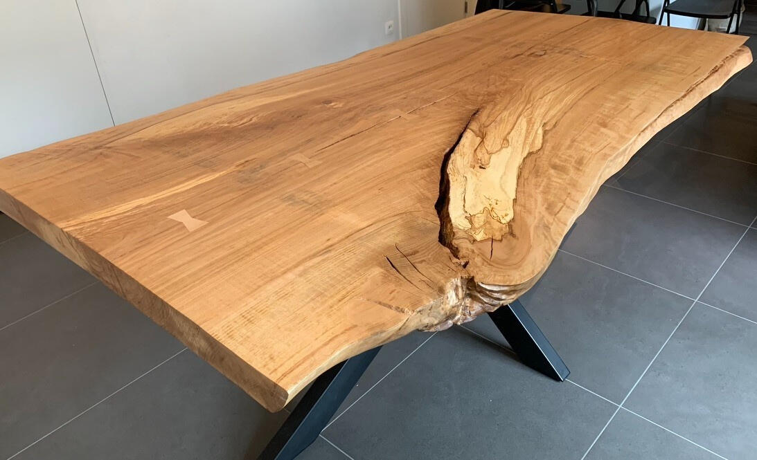 Beuken boomstamtafel en zwart metalen onderstel