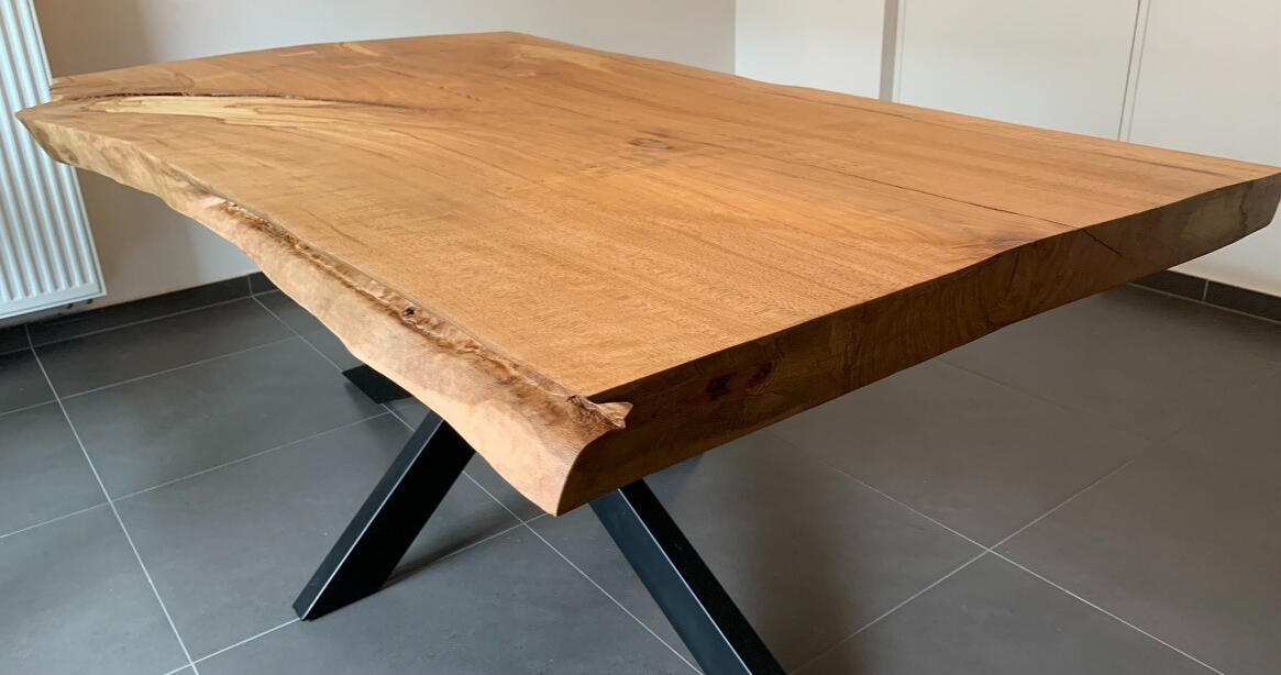 Beuken boomstamtafel en zwart metalen onderstel