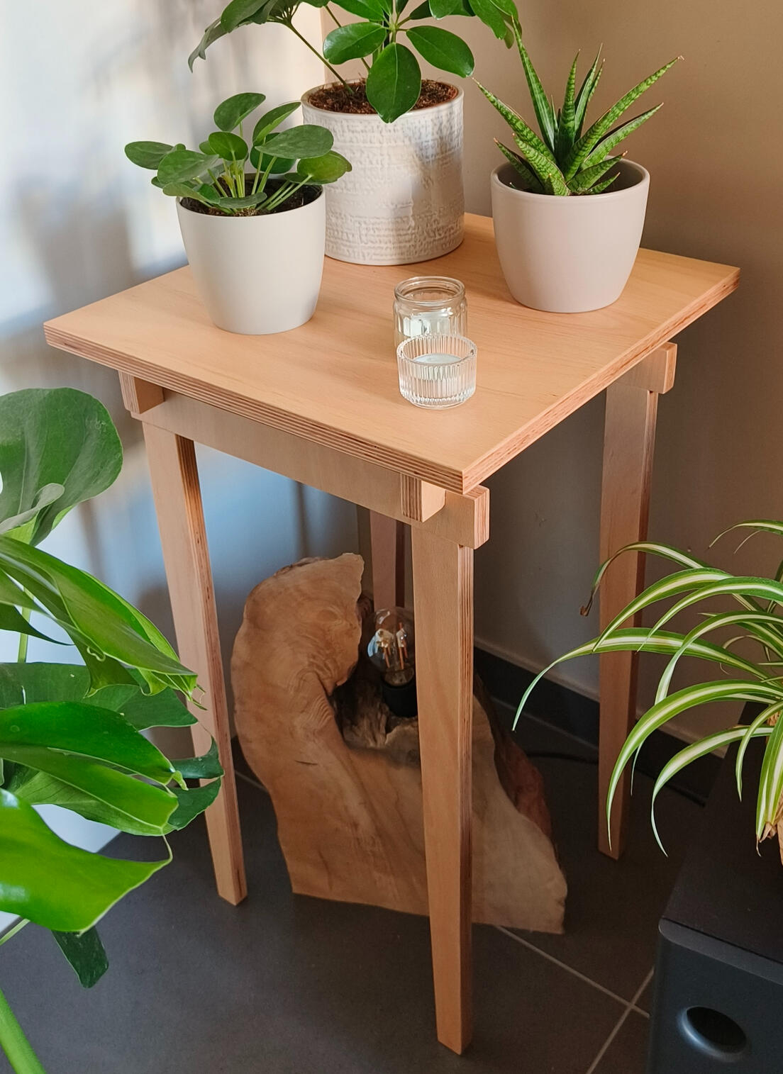 Houten bijzettafel volledig