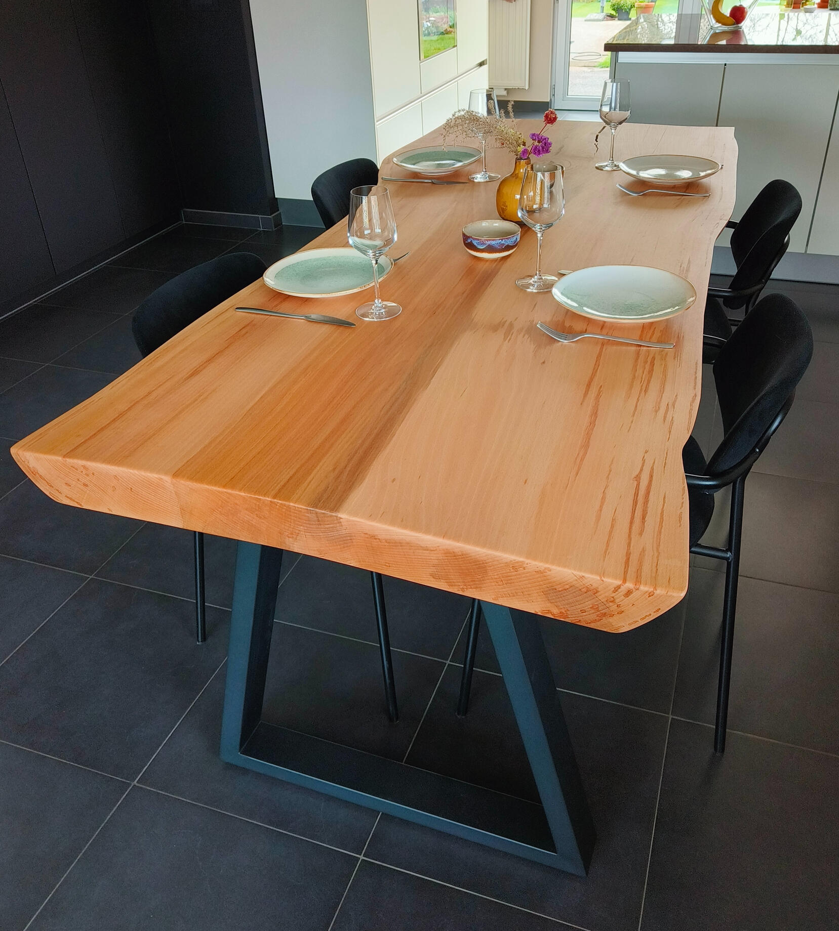 Handgemaakte massief beuken houten boomstamtafel, gemaakt in Gent. Met kersenhouten vlinders en zwart metalen trapezium poten.