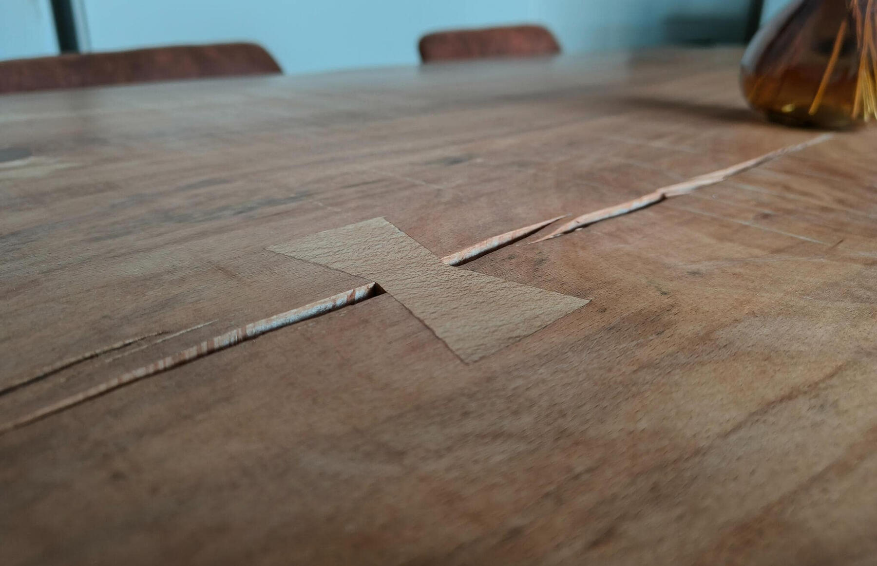 Handgemaakte massieve boomstamtafel, bestaande uit één groot stuk massief beuk.