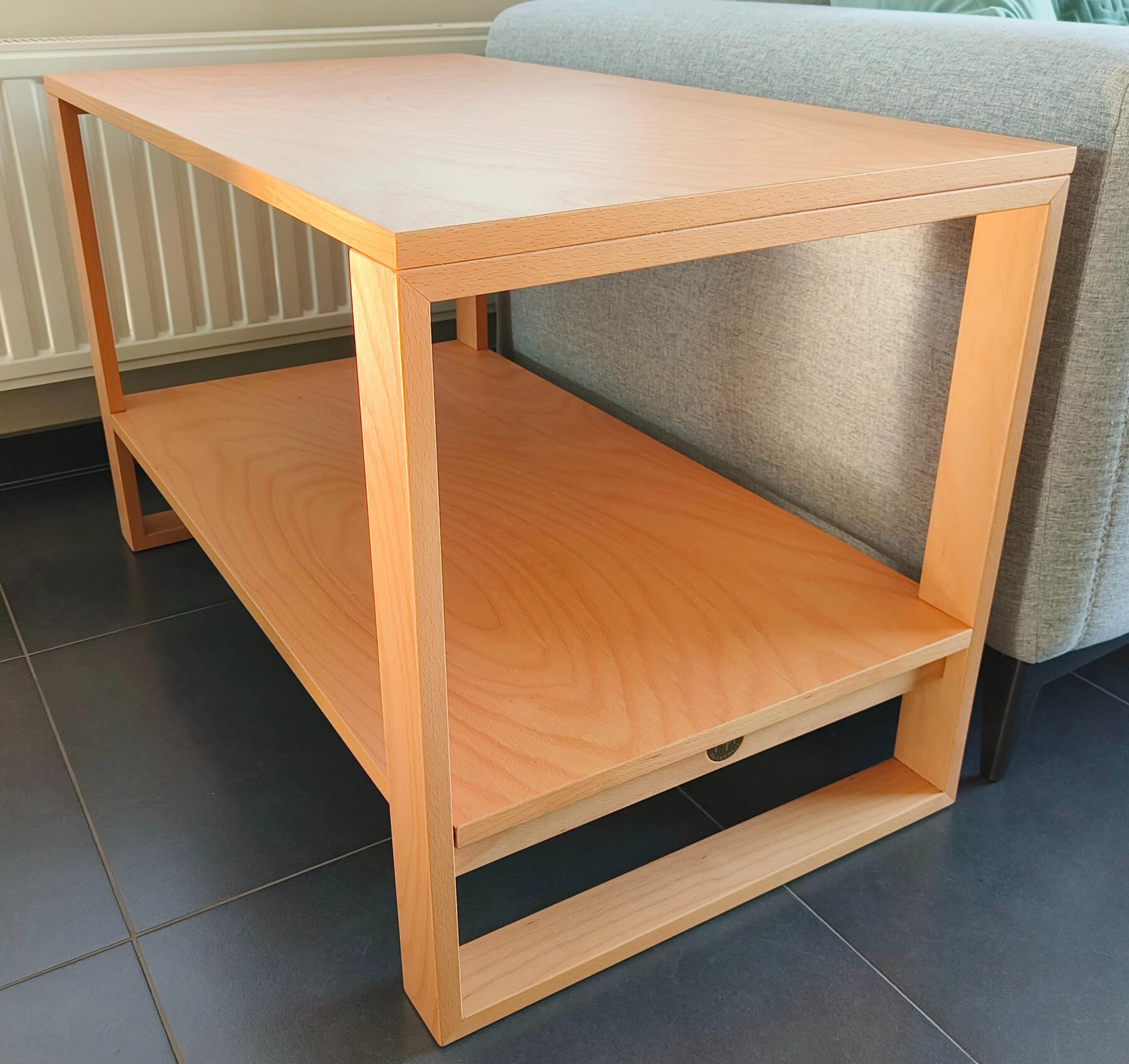 Op maat gemaakte houten bijzettafel.