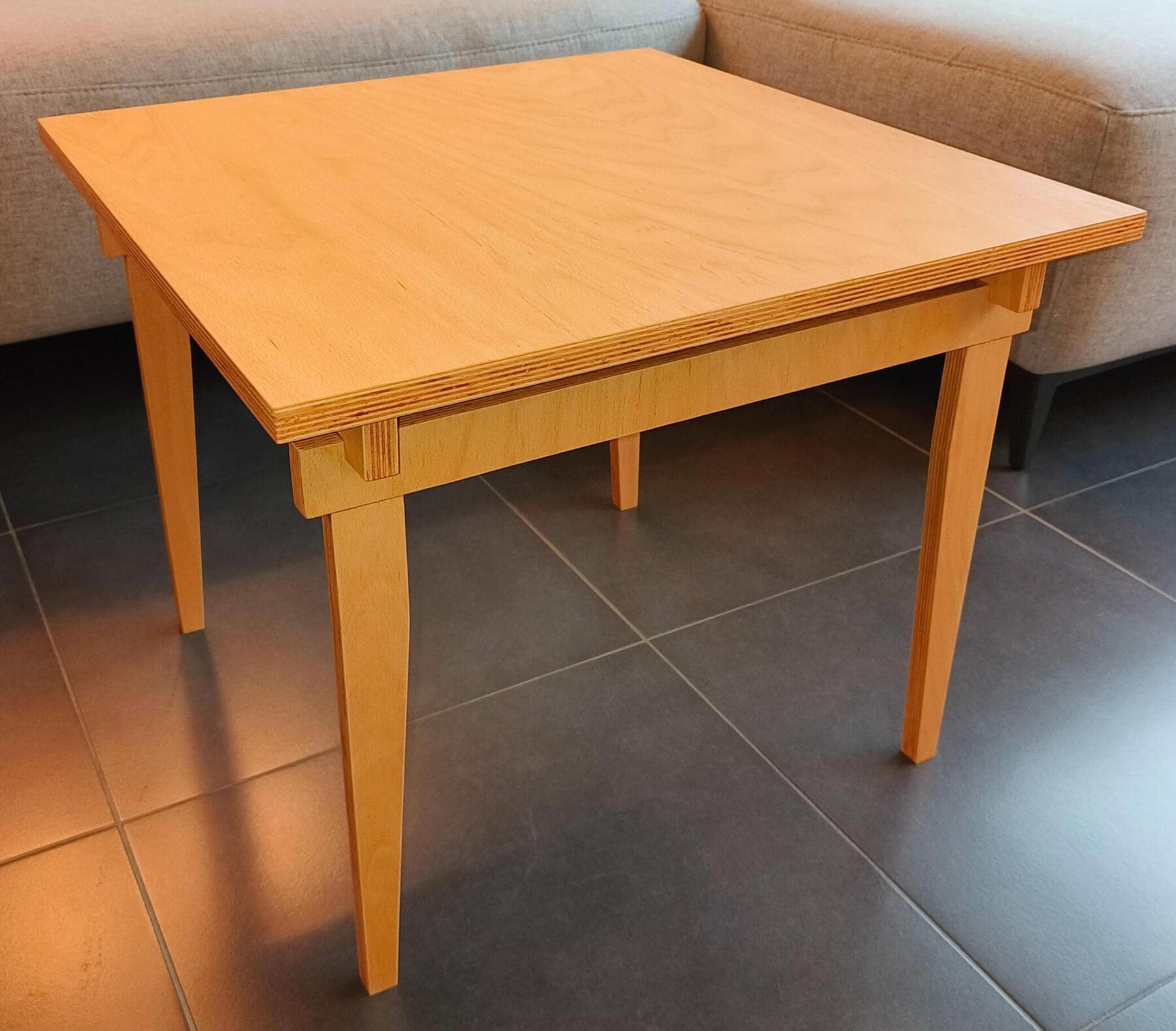 In Gent op maat gemaakte houten salontafel.